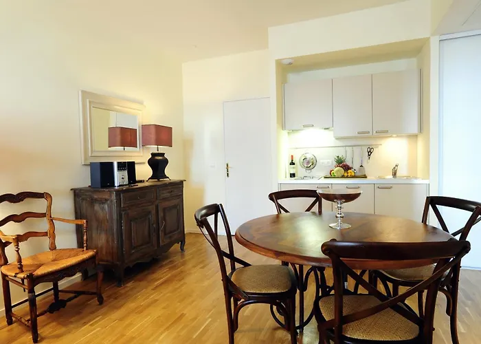 Daire Caumartin 64 *