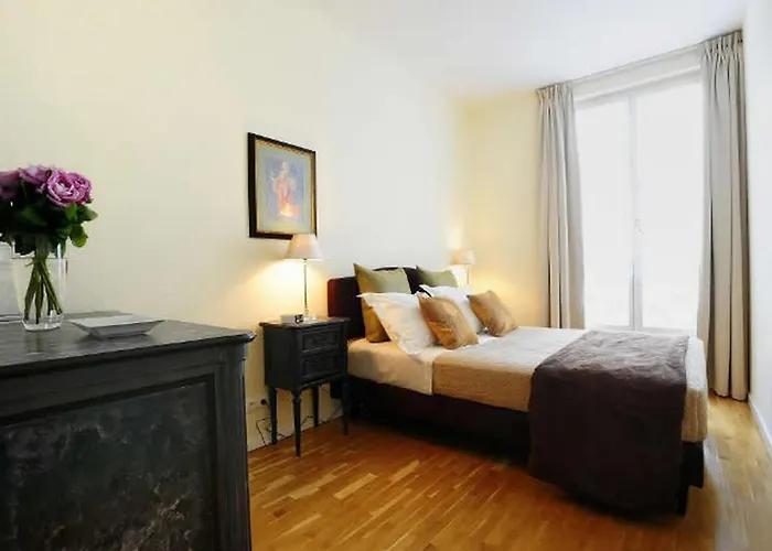 Daire Caumartin 64 *